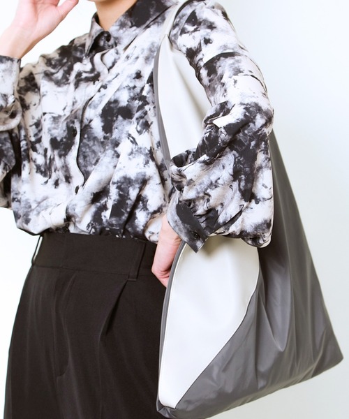 GORGE(ゴージ)の「《三角フォルムで差がつく》レディース 合皮×布帛 トートバッグ 大容量 春夏秋冬(トートバッグ・レディース・グレー/ブラック・F)」の9枚目の写真