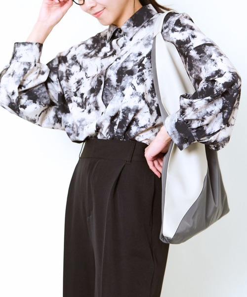 GORGE(ゴージ)の「《三角フォルムで差がつく》レディース 合皮×布帛 トートバッグ 大容量 春夏秋冬(トートバッグ・レディース・グレー/ブラック・F)」の8枚目の写真