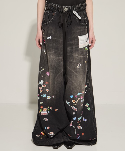 Maison MIHARA YASUHIRO(メゾンミハラヤスヒロ)の「【MIHARA YASUHIRO/ミハラヤスヒロ】HUGE DETAIL STICKER JEANS/ステッカージーンズ(デニムパンツ・レディース・ブラック/ダークインディゴブルー・36/38)」の8枚目の写真