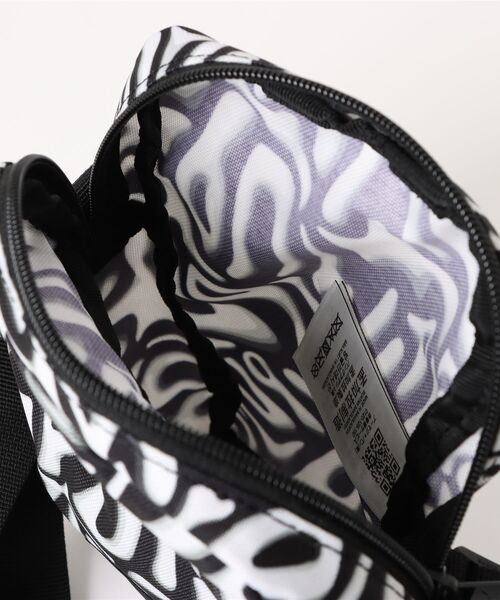 PUMA（プーマ）の「《PUMA》PUMA アカデミー ポータブル（ボディバッグ/ウエストポーチ・メンズ・ブラック×ホワイト/ブラック系その他・フリー）」の5枚目の写真