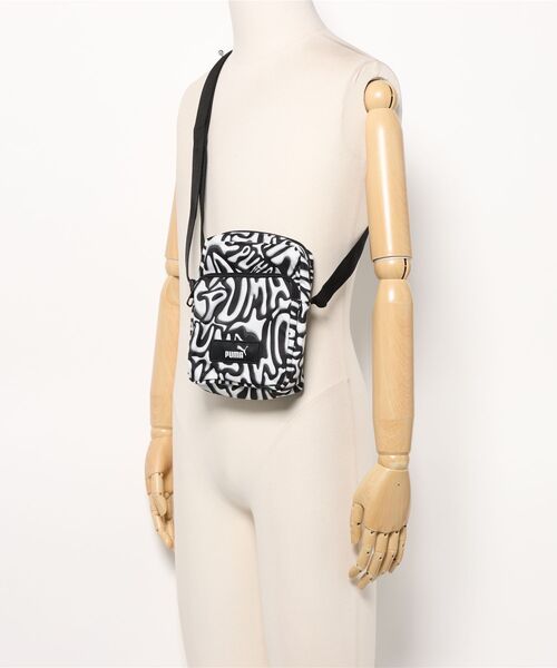 PUMA（プーマ）の「《PUMA》PUMA アカデミー ポータブル（ボディバッグ/ウエストポーチ・メンズ・ブラック×ホワイト/ブラック系その他・フリー）」の4枚目の写真