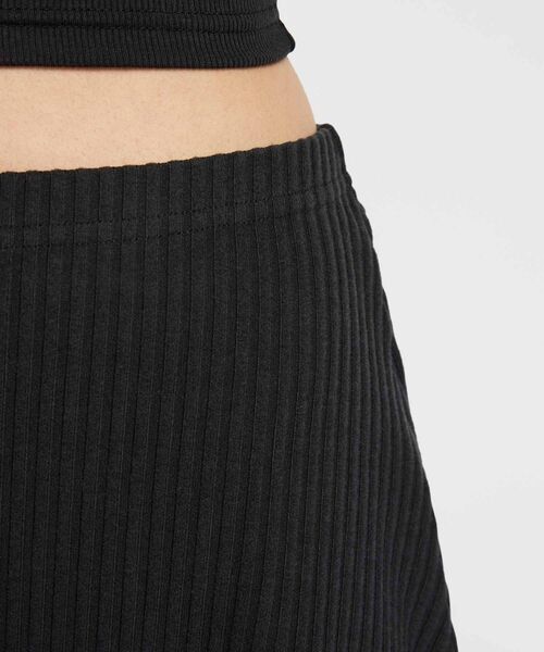 NIKE（ナイキ）の「ナイキ スポーツウェア チル ニット ウィメンズ リブ ミニ スカート / Nike Sportswear Chill Knit Women's Ribbed Mini Skirt HJ1840-010 Black（スカート・レディース・ブラック・M/S/XS/L/XL）」の4枚目の写真