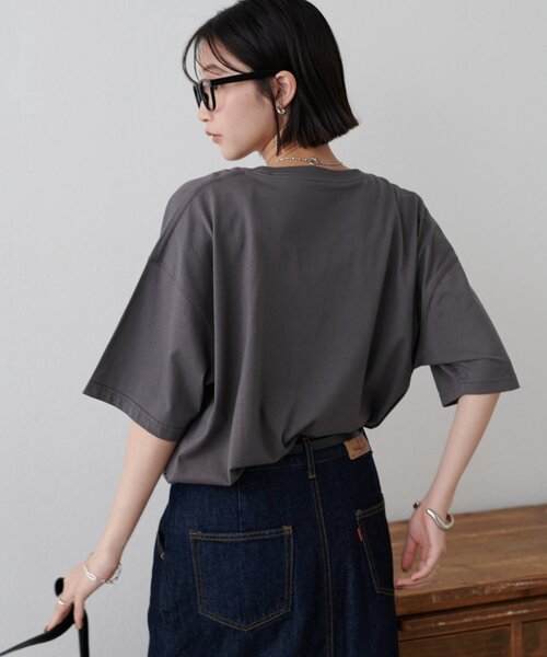 DISCOAT（ディスコート）の「【WEB限定】ヒビワレロゴ箔プリントTシャツ《ユニセックス》（Tシャツ/カットソー・レディース・チャコールグレー/オフホワイト・FREE/SMALL）」の9枚目の写真