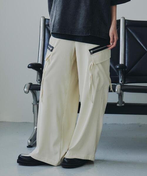 tk.TAKEO KIKUCHI（ティーケータケオキクチ）の「AラインサイドZIPカーゴパンツ（カーゴパンツ・メンズ・ブラック/オフホワイト/チャコールグレー・02/03）」の2枚目の写真