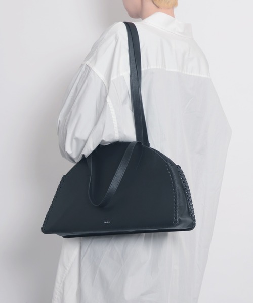 YArKA（ヤーカ）の「【YArKA/ヤーカ】real leather lace up boston bag [lumm] / リアルレザーレースアップデザインボストンバッグ（ボストンバッグ・レディース・ブラック・FREE）」の2枚目の写真