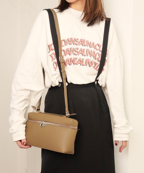 CURI BISCUI(キュリ ビスキュイ)の「横長 バニティ バッグ(ショルダーバッグ・レディース・ブラック/グレイッシュベージュ・FREE)」の2枚目の写真