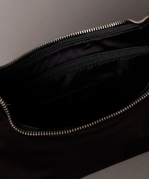 Calvin Klein（カルバン・クライン）の「サテン ナイロン スモールショルダーバッグ（ショルダーバッグ・レディース・ブラック・FREE）」の3枚目の写真