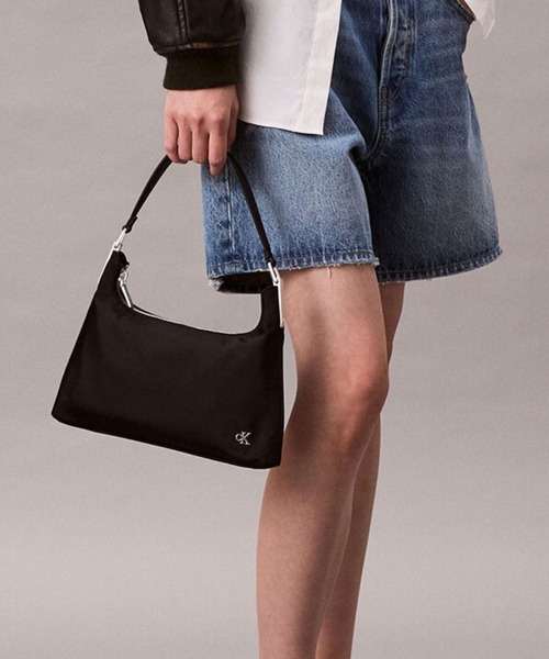Calvin Klein（カルバン・クライン）の「サテン ナイロン スモールショルダーバッグ（ショルダーバッグ・レディース・ブラック・FREE）」の6枚目の写真