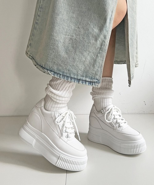 Shoes in Closet（シューズインクローゼット）の「+7.5㎝ 厚底 プラットフォーム インヒール サイドジップ スニーカー5951（スニーカー・レディース・ブラック×ブラック/ホワイト・LL/S/M/L）」の2枚目の写真