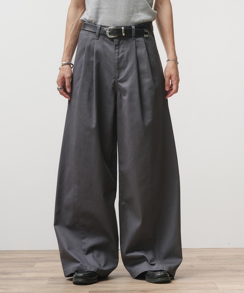 Adoon plain（アドーンプレーン）の「Two-Tuck Wide Structured Chino Pants / 2タックワイドカーブデザインチノパンツ（チノパンツ・メンズ・ベージュ/チャコールグレー・SMALL/LARGE/MEDIUM）」の2枚目の写真