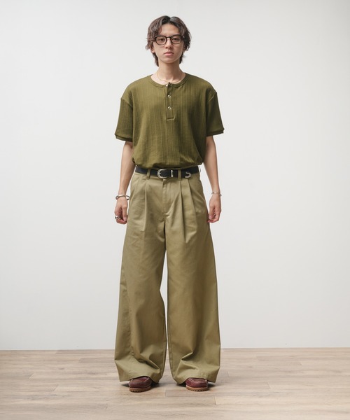 【新品】adoon plain 2タックダーツワイドチノパンツベージュ L完売品 Adoon plain（アドーンプレーン）の「TWO-TUCK DART WIDE CHINO