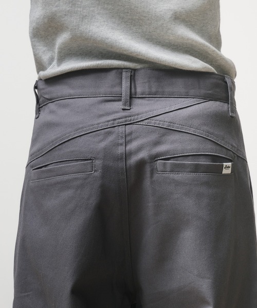 Adoon plain（アドーンプレーン）の「Two-Tuck Wide Structured Chino Pants / 2タックワイドカーブデザインチノパンツ（チノパンツ・メンズ・ベージュ/チャコールグレー・SMALL/LARGE/MEDIUM）」の21枚目の写真