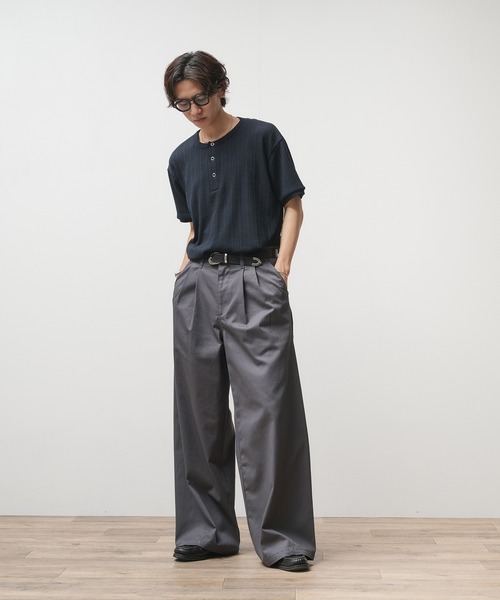 Adoon plain（アドーンプレーン）の「Two-Tuck Wide Structured Chino Pants / 2タックワイドカーブデザインチノパンツ（チノパンツ・メンズ・ベージュ/チャコールグレー・SMALL/LARGE/MEDIUM）」の15枚目の写真