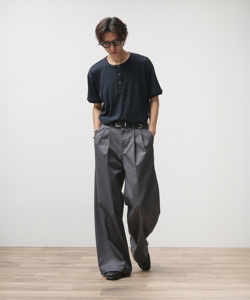 Adoon plain（アドーンプレーン）の「Two-Tuck Wide Structured Chino Pants / 2タックワイドカーブデザインチノパンツ（チノパンツ・メンズ・ベージュ/チャコールグレー・SMALL/LARGE/MEDIUM）」の16枚目の写真