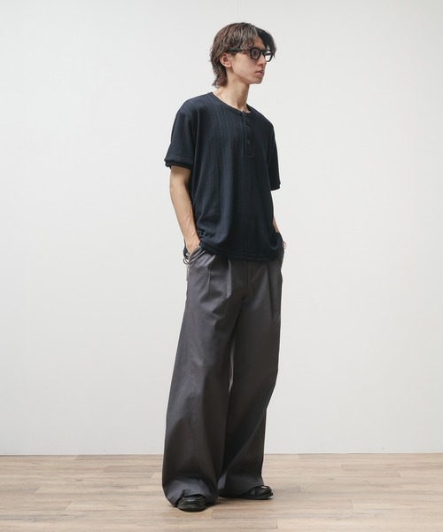 Adoon plain（アドーンプレーン）の「Two-Tuck Wide Structured Chino Pants / 2タックワイドカーブデザインチノパンツ（チノパンツ・メンズ・ベージュ/チャコールグレー・SMALL/LARGE/MEDIUM）」の20枚目の写真