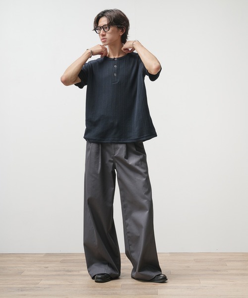 Adoon plain（アドーンプレーン）の「Two-Tuck Wide Structured Chino Pants / 2タックワイドカーブデザインチノパンツ（チノパンツ・メンズ・ベージュ/チャコールグレー・SMALL/LARGE/MEDIUM）」の9枚目の写真