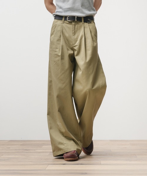 Adoon plain（アドーンプレーン）の「Two-Tuck Wide Structured Chino Pants / 2タックワイドカーブデザインチノパンツ（チノパンツ・メンズ・ベージュ/チャコールグレー・SMALL/LARGE/MEDIUM）」の11枚目の写真