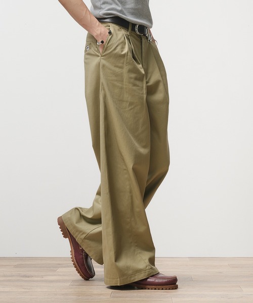 Adoon plain（アドーンプレーン）の「Two-Tuck Wide Structured Chino Pants / 2タックワイドカーブデザインチノパンツ（チノパンツ・メンズ・ベージュ/チャコールグレー・SMALL/LARGE/MEDIUM）」の12枚目の写真