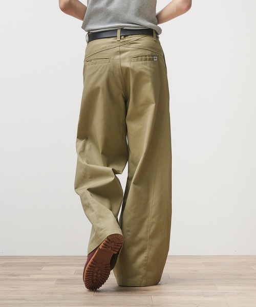 Adoon plain（アドーンプレーン）の「Two-Tuck Wide Structured Chino Pants / 2タックワイドカーブデザインチノパンツ（チノパンツ・メンズ・ベージュ/チャコールグレー・SMALL/LARGE/MEDIUM）」の13枚目の写真