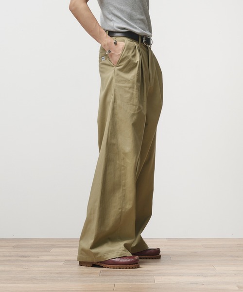 Adoon plain（アドーンプレーン）の「Two-Tuck Wide Structured Chino Pants / 2タックワイドカーブデザインチノパンツ（チノパンツ・メンズ・ベージュ/チャコールグレー・SMALL/LARGE/MEDIUM）」の14枚目の写真