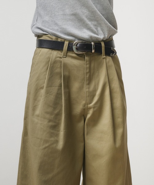 Adoon plain（アドーンプレーン）の「Two-Tuck Wide Structured Chino Pants / 2タックワイドカーブデザインチノパンツ（チノパンツ・メンズ・ベージュ/チャコールグレー・SMALL/LARGE/MEDIUM）」の3枚目の写真