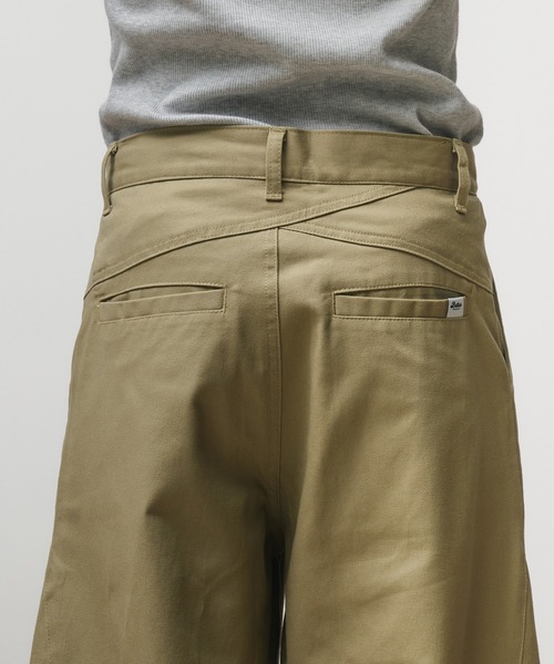 Adoon plain（アドーンプレーン）の「Two-Tuck Wide Structured Chino Pants / 2タックワイドカーブデザインチノパンツ（チノパンツ・メンズ・ベージュ/チャコールグレー・SMALL/LARGE/MEDIUM）」の8枚目の写真