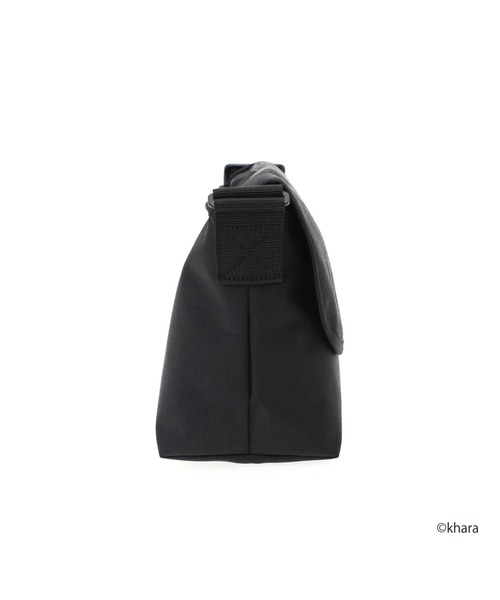 Manhattan Portage（マンハッタンポーテージ）の「NYLON MESSENGER BAG JR (SM) MGNT REVA（メッセンジャーバッグ・メンズ・ブラック・SMALL）」の3枚目の写真