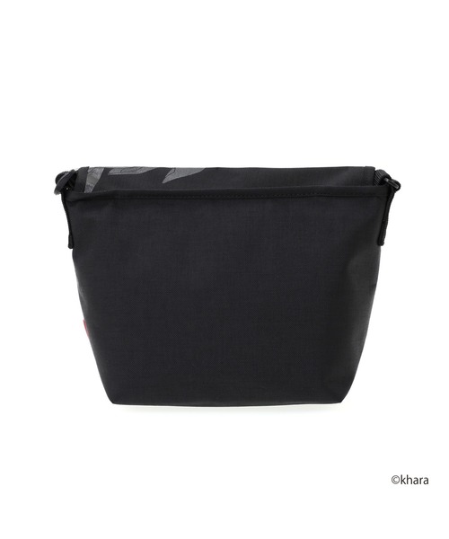 Manhattan Portage（マンハッタンポーテージ）の「NYLON MESSENGER BAG JR (SM) MGNT REVA（メッセンジャーバッグ・メンズ・ブラック・SMALL）」の4枚目の写真