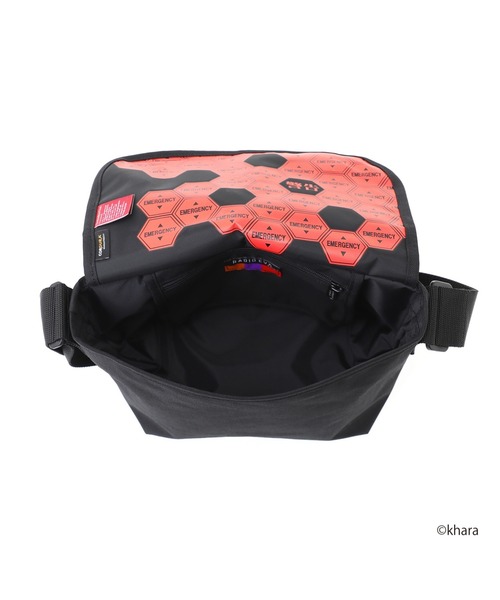 Manhattan Portage（マンハッタンポーテージ）の「NYLON MESSENGER BAG JR (SM) MGNT REVA（メッセンジャーバッグ・メンズ・ブラック・SMALL）」の6枚目の写真