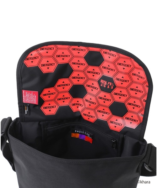 Manhattan Portage（マンハッタンポーテージ）の「NYLON MESSENGER BAG JR (SM) MGNT REVA（メッセンジャーバッグ・メンズ・ブラック・SMALL）」の8枚目の写真