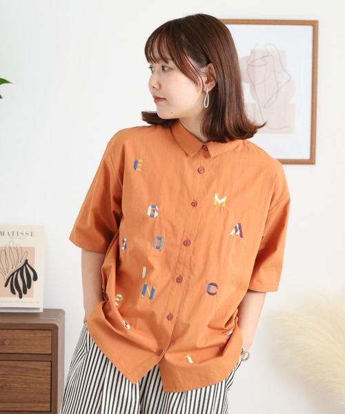 ブラウス シャツ EMAGO アルファベット刺繍シャツ レディース EMAGO アルファベット刺繍シャツ（シャツ/ブラウス）｜Emago