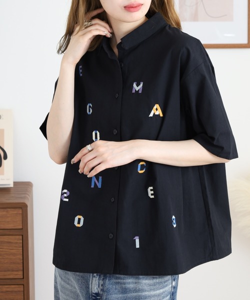 Emago(イマゴ)の「EMAGO アルファベット刺繍シャツ(シャツ/ブラウス・レディース・オレンジ/ブラック・FREE)」の2枚目の写真