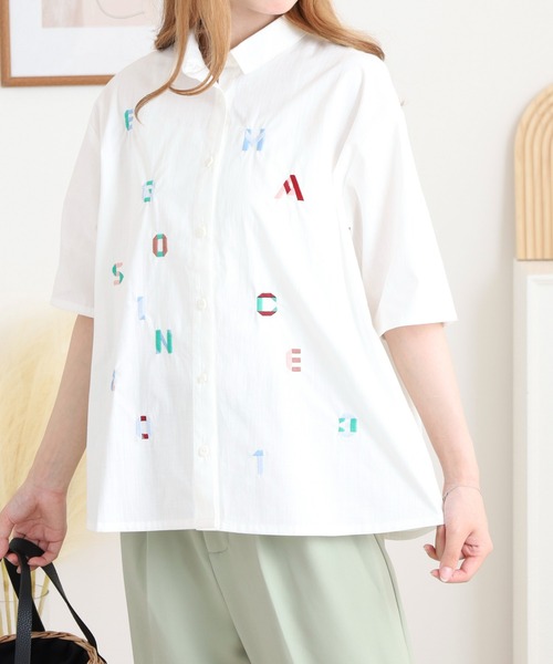 Emago(イマゴ)の「EMAGO アルファベット刺繍シャツ(シャツ/ブラウス・レディース・オレンジ/ブラック・FREE)」の3枚目の写真