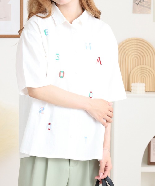 Emago(イマゴ)の「EMAGO アルファベット刺繍シャツ(シャツ/ブラウス・レディース・オレンジ/ブラック・FREE)」の4枚目の写真
