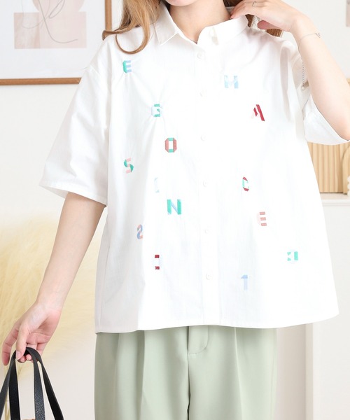 Emago(イマゴ)の「EMAGO アルファベット刺繍シャツ(シャツ/ブラウス・レディース・オレンジ/ブラック・FREE)」の5枚目の写真