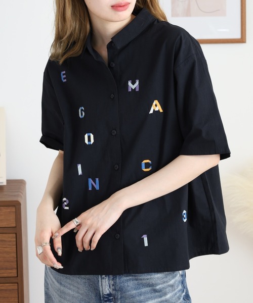 Emago(イマゴ)の「EMAGO アルファベット刺繍シャツ(シャツ/ブラウス・レディース・オレンジ/ブラック・FREE)」の7枚目の写真