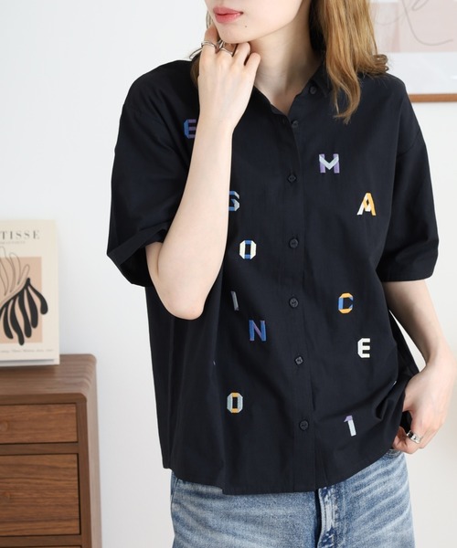 Emago(イマゴ)の「EMAGO アルファベット刺繍シャツ(シャツ/ブラウス・レディース・オレンジ/ブラック・FREE)」の8枚目の写真