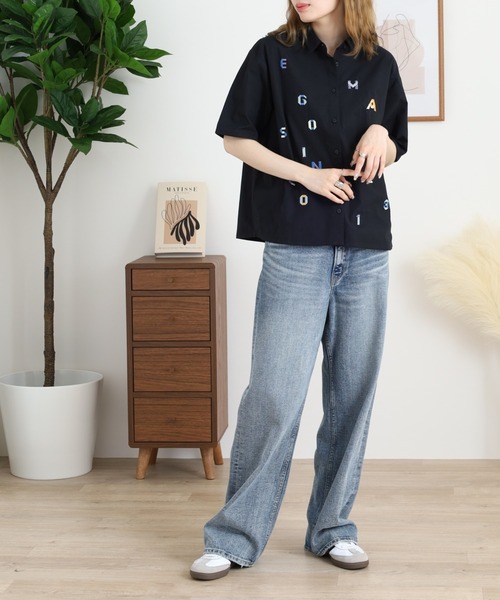 Emago(イマゴ)の「EMAGO アルファベット刺繍シャツ(シャツ/ブラウス・レディース・オレンジ/ブラック・FREE)」の10枚目の写真