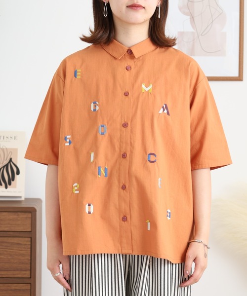 Emago(イマゴ)の「EMAGO アルファベット刺繍シャツ(シャツ/ブラウス・レディース・オレンジ/ブラック・FREE)」の15枚目の写真