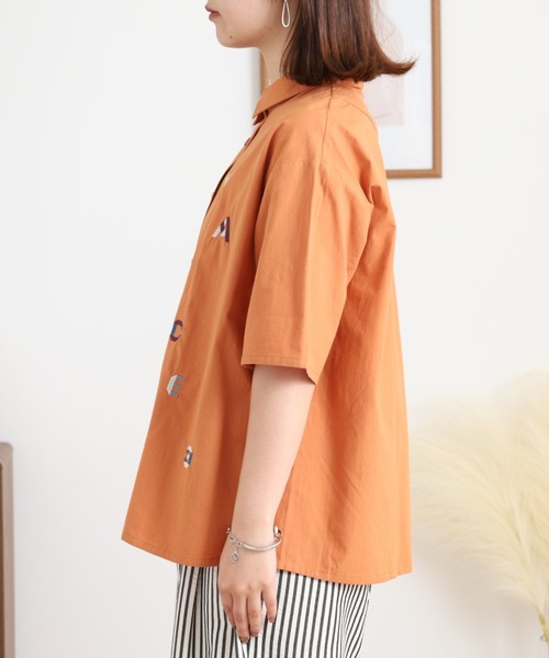 Emago(イマゴ)の「EMAGO アルファベット刺繍シャツ(シャツ/ブラウス・レディース・オレンジ/ブラック・FREE)」の16枚目の写真