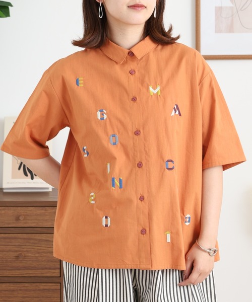 Emago(イマゴ)の「EMAGO アルファベット刺繍シャツ(シャツ/ブラウス・レディース・オレンジ/ブラック・FREE)」の11枚目の写真