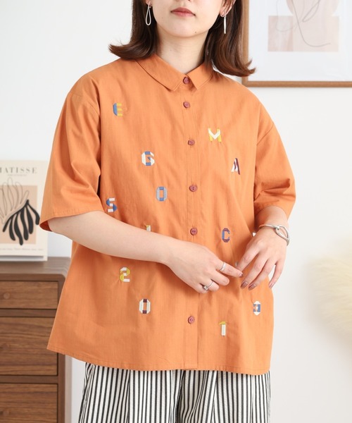 Emago(イマゴ)の「EMAGO アルファベット刺繍シャツ(シャツ/ブラウス・レディース・オレンジ/ブラック・FREE)」の12枚目の写真