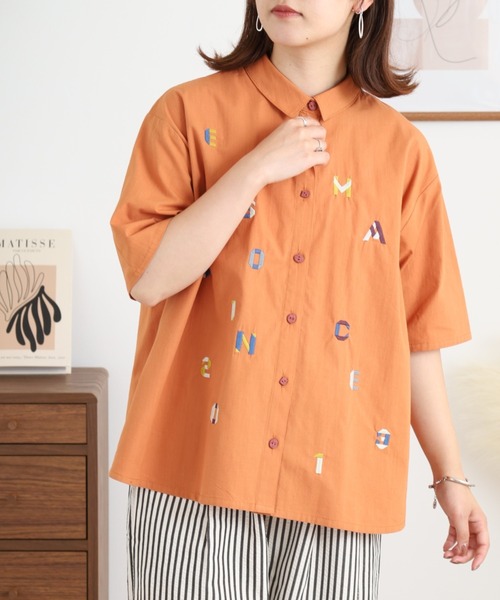 Emago(イマゴ)の「EMAGO アルファベット刺繍シャツ(シャツ/ブラウス・レディース・オレンジ/ブラック・FREE)」の13枚目の写真