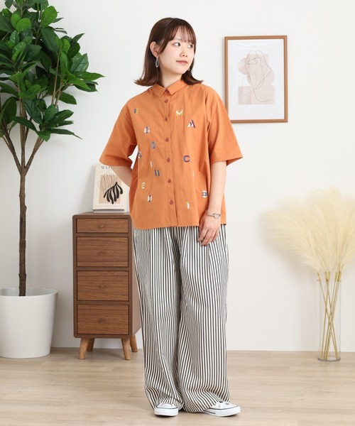 Emago(イマゴ)の「EMAGO アルファベット刺繍シャツ(シャツ/ブラウス・レディース・オレンジ/ブラック・FREE)」の14枚目の写真