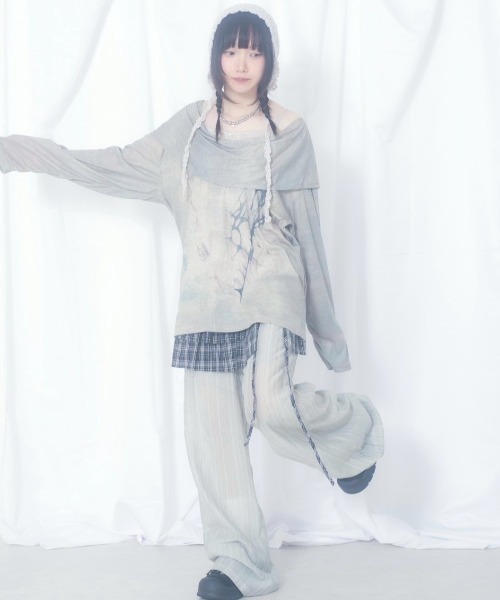 Never mind the XU / Chikashitsu+（ネバーマインド ザ エックスユー / チカシツプラス）の「【Nerd out XU】tribal hooded offshoulder long sleeve / 【ナードアウトエックスユー】トライバルフードオフショルダーロングスリーブ <着用動画あり>（Tシャツ/カットソー・レディース・カーキ・M）」の3枚目の写真