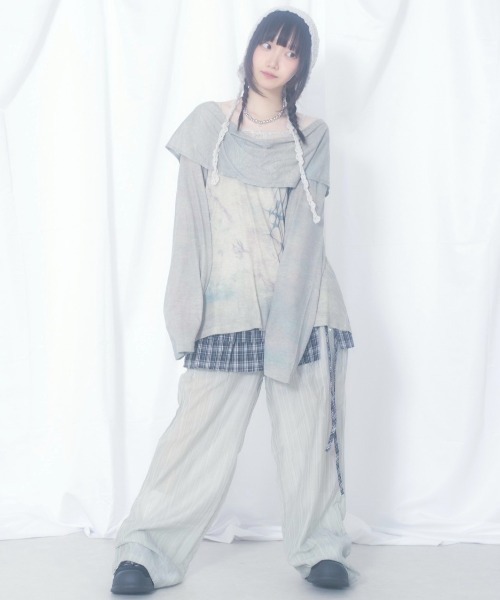 Never mind the XU / Chikashitsu+（ネバーマインド ザ エックスユー / チカシツプラス）の「【Nerd out XU】tribal hooded offshoulder long sleeve / 【ナードアウトエックスユー】トライバルフードオフショルダーロングスリーブ <着用動画あり>（Tシャツ/カットソー・レディース・カーキ・M）」の4枚目の写真