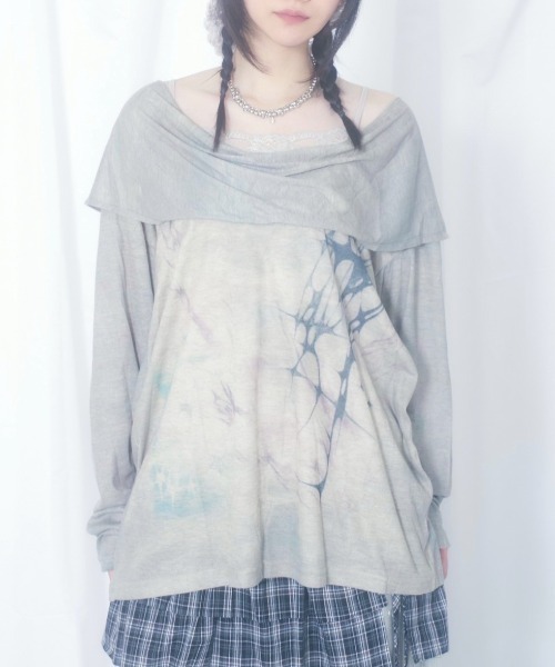 Never mind the XU / Chikashitsu+（ネバーマインド ザ エックスユー / チカシツプラス）の「【Nerd out XU】tribal hooded offshoulder long sleeve / 【ナードアウトエックスユー】トライバルフードオフショルダーロングスリーブ <着用動画あり>（Tシャツ/カットソー・レディース・カーキ・M）」の5枚目の写真