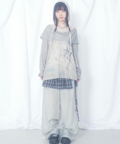 Never mind the XU / Chikashitsu+（ネバーマインド ザ エックスユー / チカシツプラス）の「【Nerd out XU】tribal hooded offshoulder long sleeve / 【ナードアウトエックスユー】トライバルフードオフショルダーロングスリーブ <着用動画あり>（Tシャツ/カットソー・レディース・カーキ・M）」の6枚目の写真