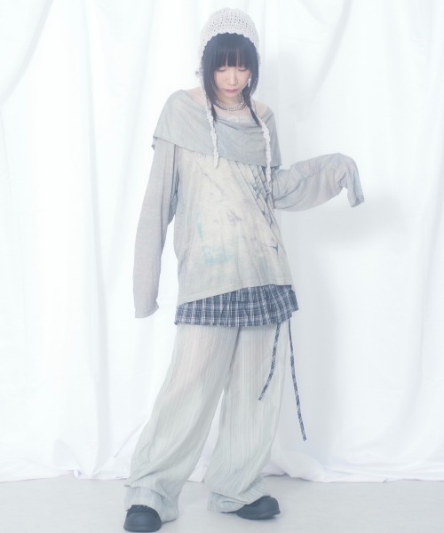 Never mind the XU / Chikashitsu+（ネバーマインド ザ エックスユー / チカシツプラス）の「【Nerd out XU】tribal hooded offshoulder long sleeve / 【ナードアウトエックスユー】トライバルフードオフショルダーロングスリーブ <着用動画あり>（Tシャツ/カットソー・レディース・カーキ・M）」の2枚目の写真