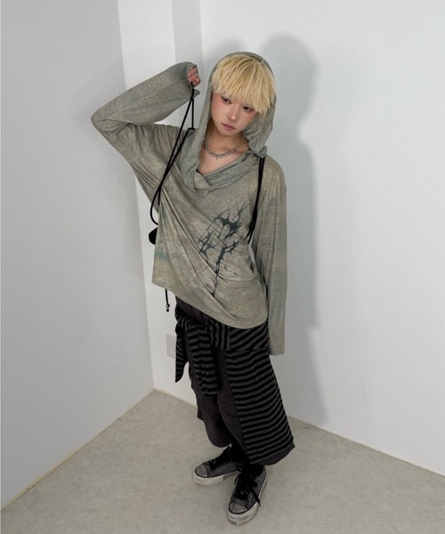 Never mind the XU / Chikashitsu+（ネバーマインド ザ エックスユー / チカシツプラス）の「【Nerd out XU】tribal hooded offshoulder long sleeve / 【ナードアウトエックスユー】トライバルフードオフショルダーロングスリーブ <着用動画あり>（Tシャツ/カットソー・レディース・カーキ・M）」の11枚目の写真